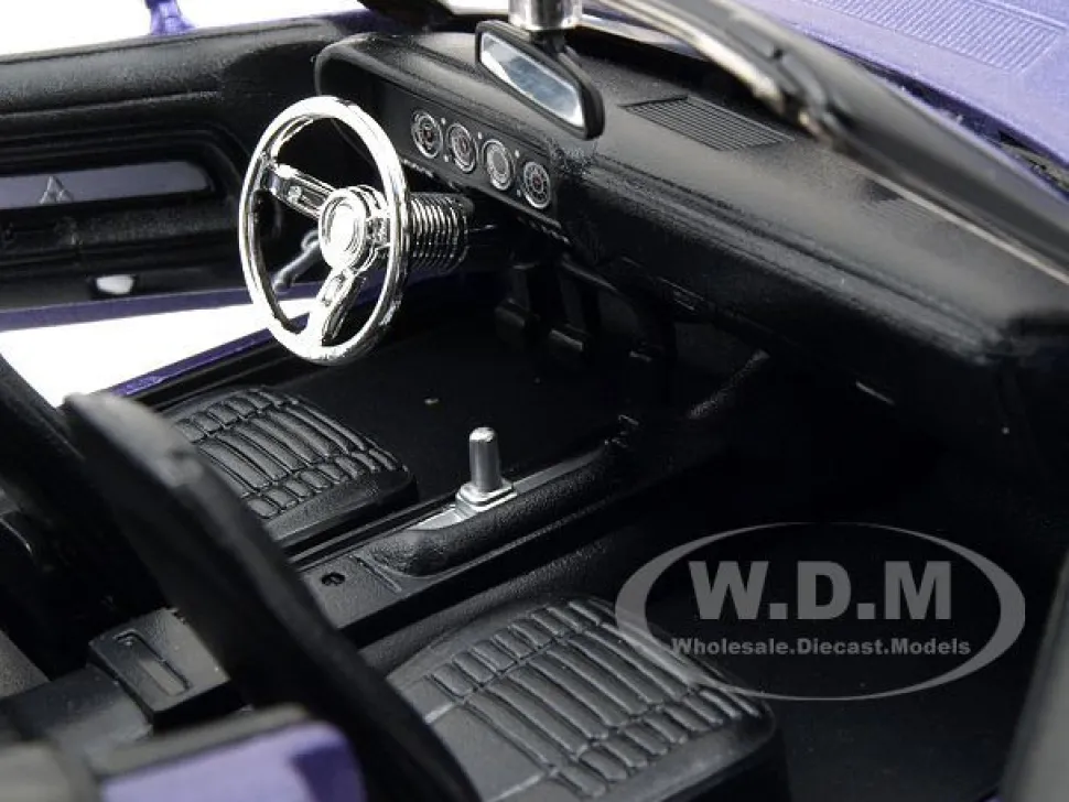 1970 Dodge Challenger R/T Convertible Purple1/24 Diecast Model Car Maisto 31264