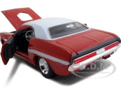 1970 Dodge Challenger R/T Coupe Red 1/24 Diecast Model Car Maisto 31263