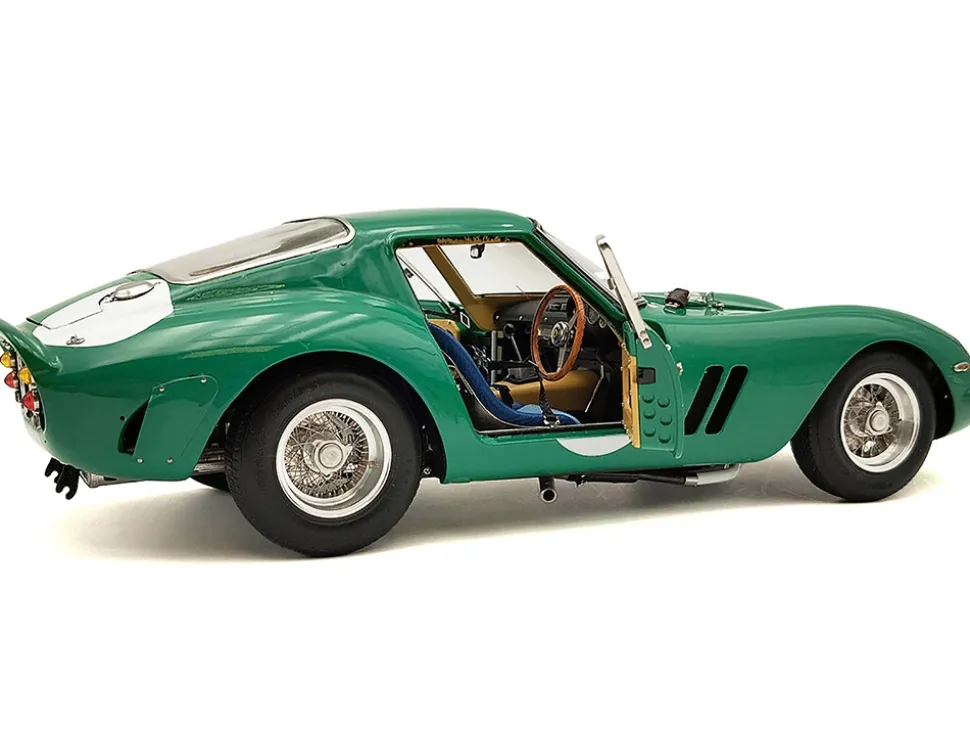 Ferrari 250 GTO #44 David Piper "GP Silverstone" (1963) Limited Edition to 2000 pieces Worldwide 1/18 Diecast Model Car by CMC
