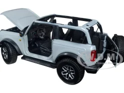 2021 Ford Bronco Badlands Light Gray Special Edition 1/18 Diecast Model Car Maisto 31457gry