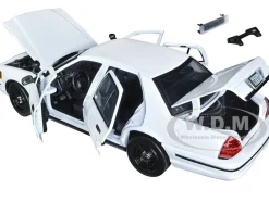 2001 Ford Crown Victoria Police Car Unmarked White Custom Builder's Kit Series 1/18 Diecast Model Car Motormax 73517