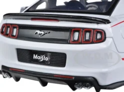 2014 Ford Mustang Street Racer White 1/24 Diecast Model Car Maisto 31506