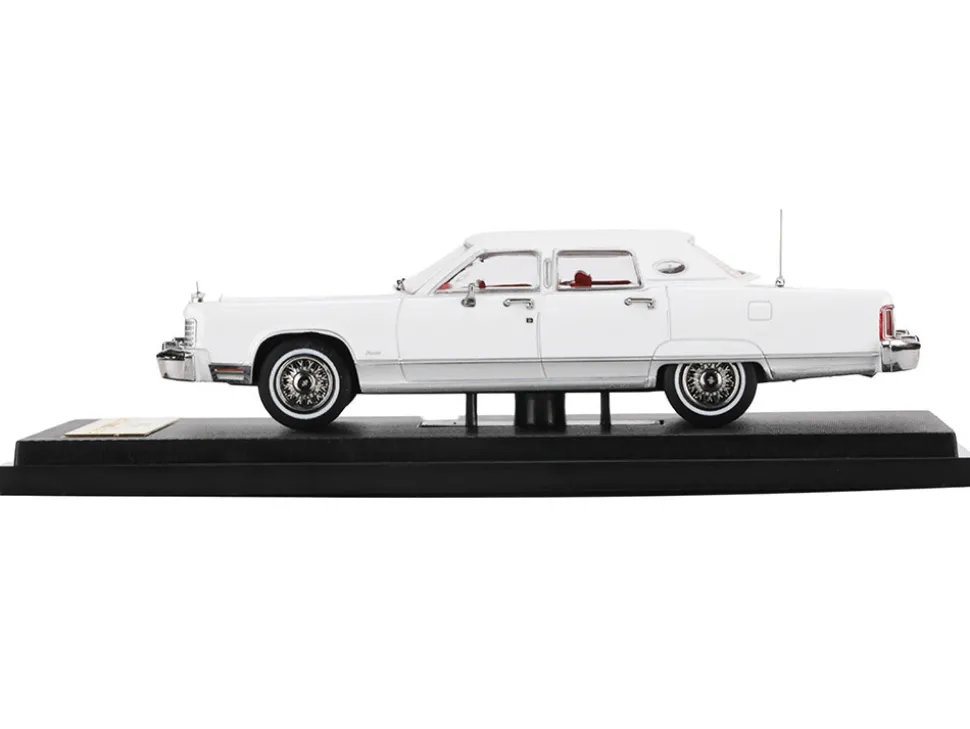 1979 Lincoln Continental Town Car White with Red Interior 1/64 Diecast Model Car by Sun Star