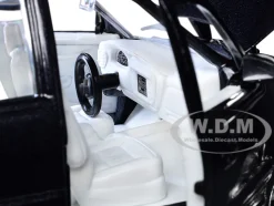 1998 Lincoln Navigator Black Metallic with White Interior "Maxx Design" "American Classics" Series 1/24 Diecast Model Car by Motormax