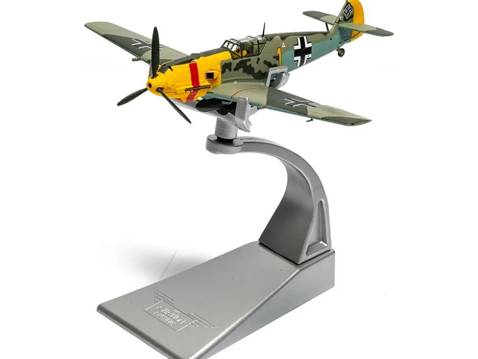 Messerschmitt Bf 109E-4/B Jabo Fighter-Bomber Aircraft "Oberleutnant Walter Rupp, 3./JG53, RAF Manston, Battle of Britain" (1940) German Luftwaffe "The Aviation Archive" Series 1/72 Diecast Model by Corgi