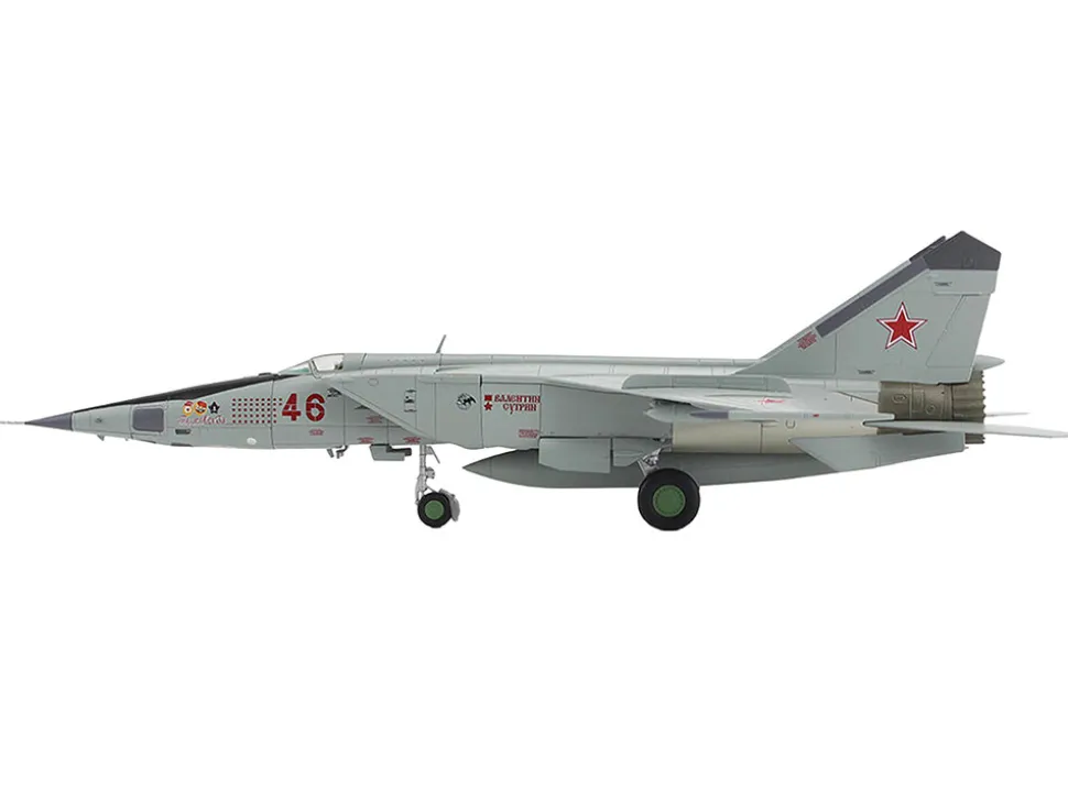 Mikoyan-Gurevich MiG-25RBT Aircraft "Red 46, 47th Guards Reconnaissance Aviation Regiment, 2nd Squadron" (2001) Russian Air Force "Air Power Series" 1/72 Diecast Model by Hobby Master