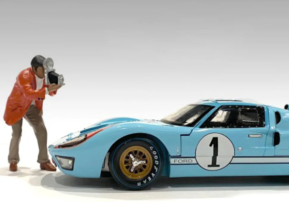 Race Day 1 Figurine III for 1/18 Scale Models American Diorama 76285