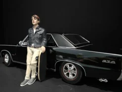 Skateboarder Figurine III for 1/24 Scale Models American Diorama 38342